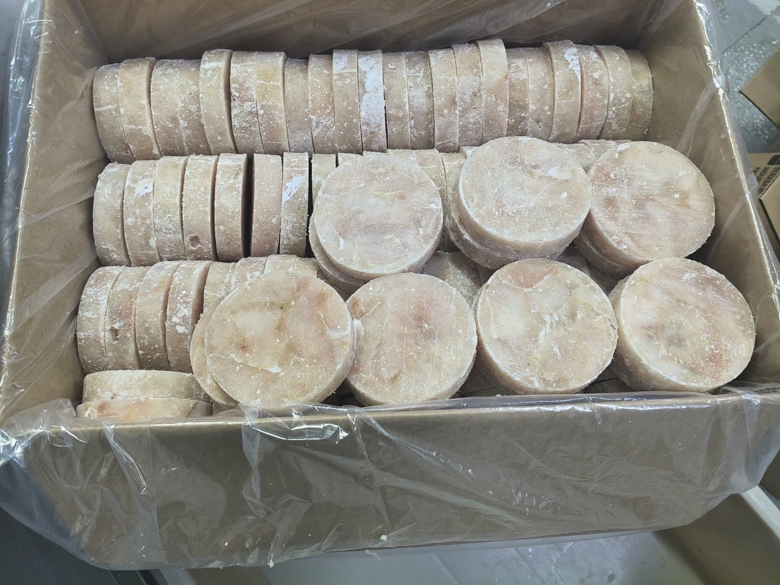 Medallones de merluza congelados, sin rebozar: se ve la fibra de la carne de pescado